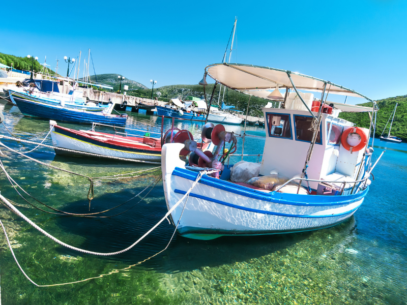 Imbarcazione della piccola pesca attraccata al porto di Kalamitsi, Grecia.
