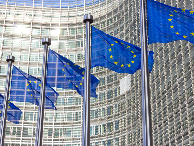Bandiere europee sventolano fuori dalla Commissione EU.